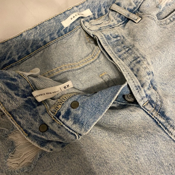Light washed PacSun boyfriend jeans, size 25. Worn like twice. Perfect condition - Picture 5 of 5